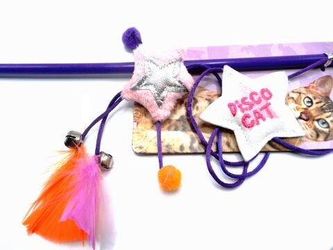 Nayeco hračka pro kočku Disco mávátko s hvězdička a  míček a peří 40 cm fialová
