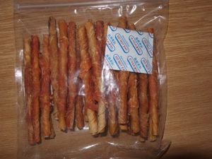 Tyčinka z vepřové kůže obalená kuřecím 250 g cca 21 ks